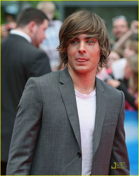 Zac Efron Blows Kisses in Berlin | zac efron berlin premiere 09 - Photo Zac Efron Long Hair, Zac Efron Hair, 17 Again, Shaggy Hair, Boy Cuts, Kids Hair Cuts, Zac Efron, Sunday Afternoon, Boys Haircuts