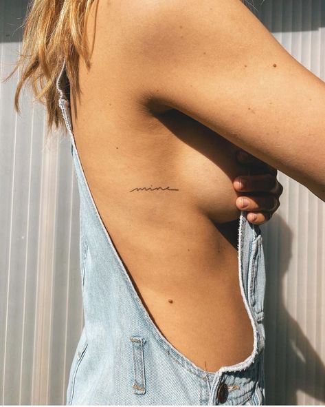 Unveil the allure of small rib tattoos with these exquisite fine line designs! Perfect for women seeking a blend of subtlety and charm, these simple yet captivating tattoos adorn your rib cage with delicate floral details. Explore the beauty of minimalism and express your unique style effortlessly#SmallRibTattoos #WomenWithInk #FloralTattoos #InkInspiration #MinimalistInk #ChicTattoos #SubtleBeauty #RibCageArt #FeminineInk #TattooTrends Female Rib Tattoos, Fine Line Back Tattoo, Tattoo On Ribs, Rib Tattoo Placements, Tattoo Rib, Tattoo Ribs, Small Words Tattoo, Small Rib Tattoos, Tattoos On Side Ribs