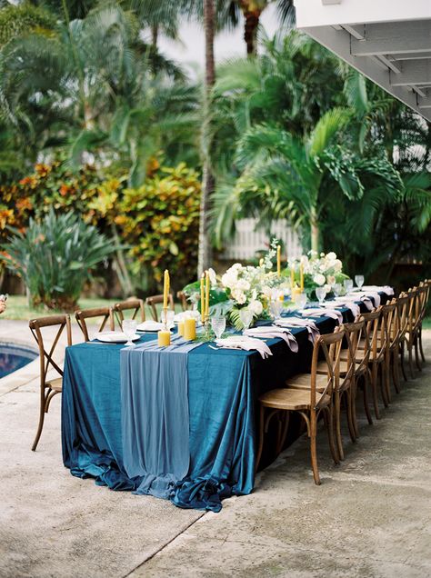 blue wedding inspiration - photo by INGAVEDYAN https://ruffledblog.com/tropical-hawaiian-wedding-editorial-with-bold-blue Teal Tropical Wedding, Blue Tropical Wedding, Silver Napkins, Lilac Wedding Bouquet, Motif Tropical, Wedding Tablescape, Velvet Texture, Photography Creative, Hawaiian Wedding