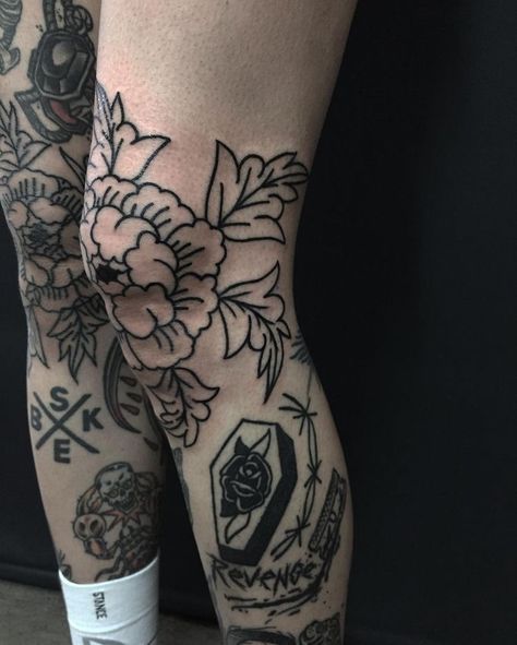 Black Knee Tattoo, Knee Traditional Tattoo, Traditional Tattoo Knee, Neotraditional Tattoo, Omerta Tattoo, Skeleton Hand Tattoo, Traditional Tattoo Art, Thigh Tattoos Women, Knee Tattoo