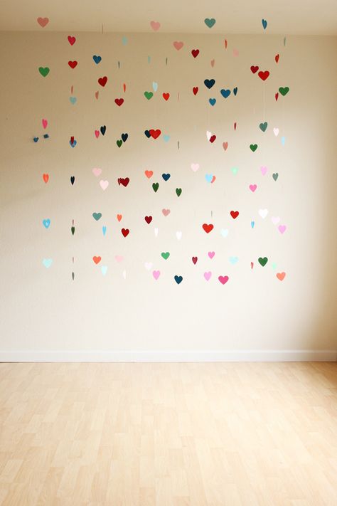 diy-heart-photobooth-8 Heart Backdrop, Diy Wedding Photo Booth, Saint Valentin Diy, Valentines Bricolage, Photo Booth Backdrop Wedding, Booth Backdrops, Photo Booth Backdrop, Hanging Hearts, The Ceiling