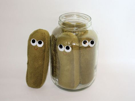 Jar of Dill Pickles by plushoff, via Flickr Not Felt more of a deep olive minky fabric. Felt Food Diy, Felt Play Food, Pretend Food, Dill Pickles, Food Patterns, Toy Food, Felt Food, Felt Patterns, Dill Pickle