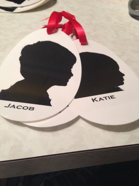 Parent Gifts From Students, Christmas In The Classroom, Valentine Art Projects, Students Christmas, Silhouette Ornaments, Parents Christmas, Student Christmas Gifts, Kindergarten Gifts, Preschool Christmas Crafts