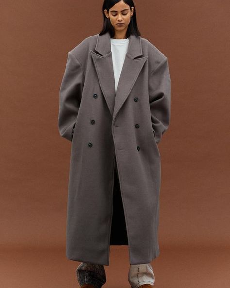 Oversized Coat Outfit, Oversized Wool Coat, Oversized Trench Coat, Blazer For Boys, Grey Trench Coat, Minimal Outfit, Grey Coat, Peak Lapel, Oversized Coat