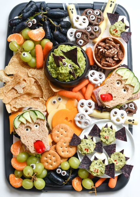 Instead of tons of  candy, you can make these easy Halloween snack ideas that you can actually feel good about feeding to your family, thanks to Whole Foods. #halloweenforkids #halloweenrecipes #funfoodforkids Easy Halloween Snack Ideas, Halloween Appetizers For Adults, Halloween Snack Ideas, Halloween Appetizers Easy, Easy Halloween Snacks, Postres Halloween, Sandy Grease, Recetas Halloween, Kids Halloween Food