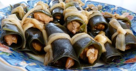 “Konbu” is a play on words with “yorokobu,” which means “to be happy.” In Japan, this is often eaten during the new years for good luc... Maki Recipe, Hawaii Foods, Seaweed Recipes, Ono Kine Recipes, Hawaii Recipes, Japanese Meals, Seaweed Wrap, Hawaiian Dishes, Japanese Recipe