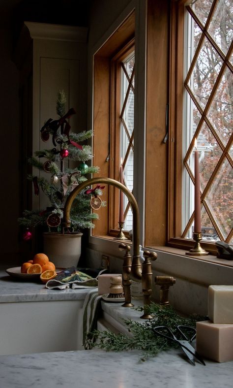 European Home Inspiration, Traditional Scottish Christmas Decorations, Vintage House Interior Victorian, Old Country Christmas, Victorian House Christmas, Vintage European Aesthetic, Vintage Kitchen Aesthetic, Scandinavian Christmas Decor, Country Living Room Design