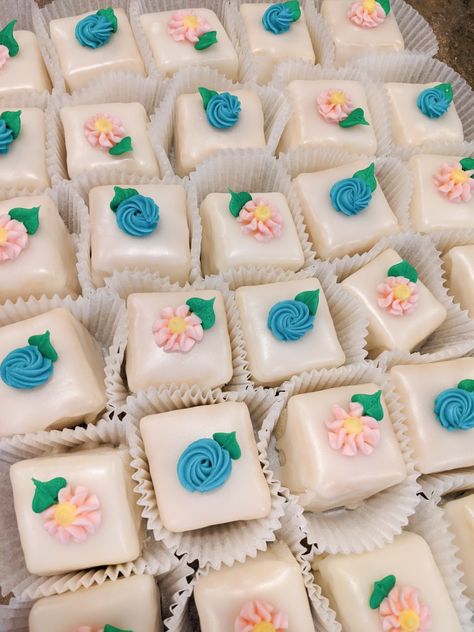 Petit Four Recipes, 90s Wedding, Petite Fours, Mini Sweets, Making Sweets, Sweet Escape, Tea Party Birthday, Sofia Coppola, Dessert Decoration