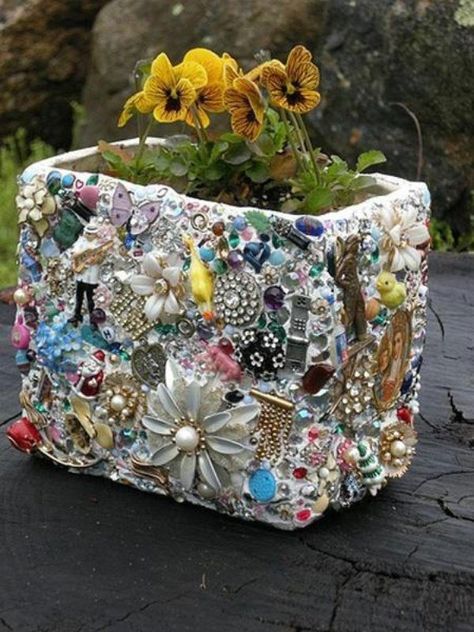 Do you have a jewelry box full of costume jewelry that you just don’t ever wear? Have you ever wondered what to do with all that jewelry? I’ve been collecting vintage jewelry for years and have always wondered if there is something else that I could do with some of the broken or otherwise unworn... Mosaic Planters, Hantverk Diy, Upcycle Garden, Plant Box, Vintage Jewelry Crafts, Mosaic Garden, Mosaic Projects, Mosaic Diy, Old Jewelry