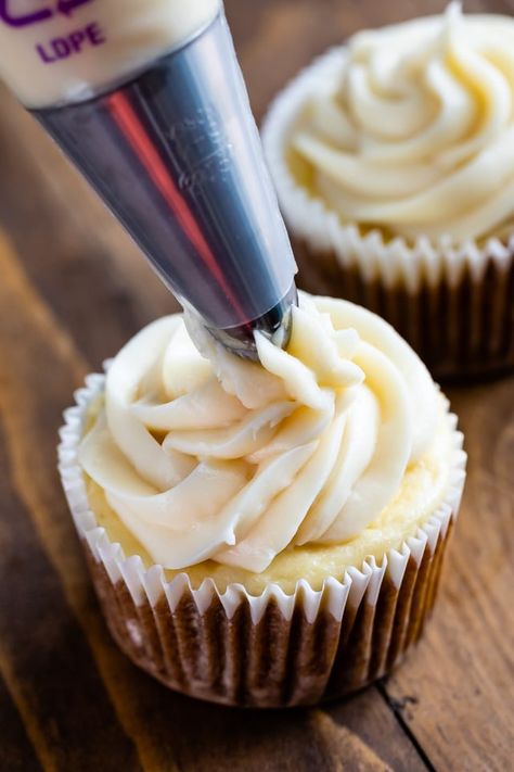 This is the BEST Cream Cheese Frosting Recipe! It's easy and fast and not too sweet. It's perfect for cupcakes, cakes and cookies! #easy #recipe #forcupcakes #forcake #forcookies Recipe For Cream Cheese, Carrot Cake Frosting, Healthy Carrot Cake Muffins, Honey Cupcakes, Cream Cheese Frosting Easy, Vanilla Cream Cheese Frosting, Cream Cheese Frosting Cake, Chocolate Cream Cheese Frosting, Frosting Recipes Easy