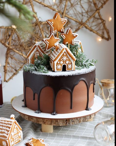 Christmas Cake Aesthetic, Easy Christmas Cake Designs, Tiered Christmas Cake, Christmas Cake Gingerbread, Christmas Themed Cakes, Cute Christmas Cake, Christmas Sweet Table, Gingerbread House Ideas, New Year Cake