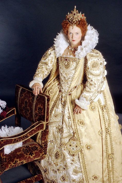 Queenie - Blackadder II Elizabethan Dress, Elizabethan Costume, Miranda Richardson, Elizabethan Fashion, Marie Stuart, French Family, Tudor Costumes, Elizabethan Era, Scotland History