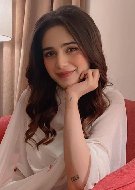 Aima Baig, Gown Dress Party Wear, Amazing Dp, Cute Couples Hugging, Photo Poses For Couples, Friends Poses, Girls Dp, Girl Body, Desi Beauty