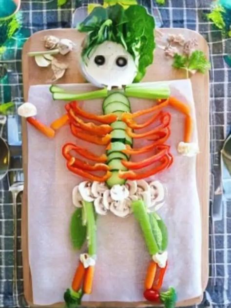 30+ Devilishly Healthy Halloween Snacks for Kids - HubPages Veggie Skeleton, Snacks Diy, Halloween Themed Snacks, Healthy Halloween Food, Easy Halloween Snacks, Halloween Snacks For Kids, Spaghetti Bolognaise, Healthy Halloween Treats, Healthy Halloween Snacks