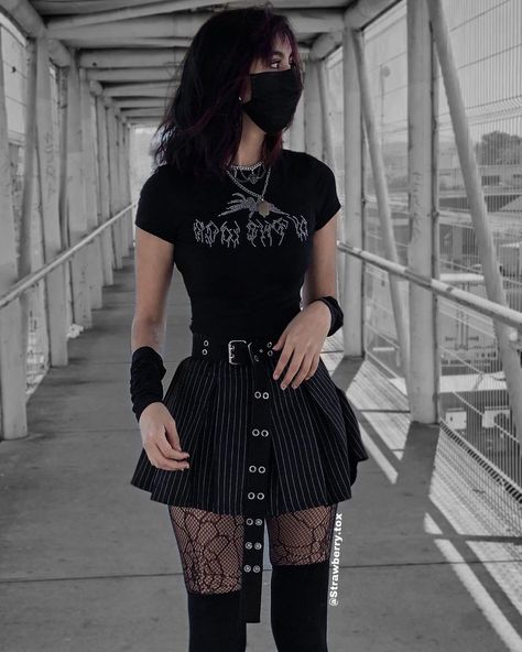 Black Skirt Emo Outfit, Dark Corset Outfit, Emo Outfits With Skirt, Black Outfits Edgy Grunge, Emo Nite Outfit, Alt Skirt Outfits, Goticas Aesthetic Outfit, Soft Gothic Outfits, Dark Outfits Edgy