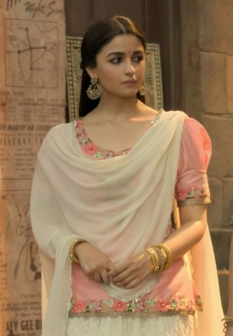 Alia Bhatt Saree, Alia Bhatt Photoshoot, Mehendi Outfits, Lehenga Designs Simple, Indian Look, Bollywood Outfits, Desi Fashion Casual, Pakistani Fashion Party Wear, Indian Dresses Traditional