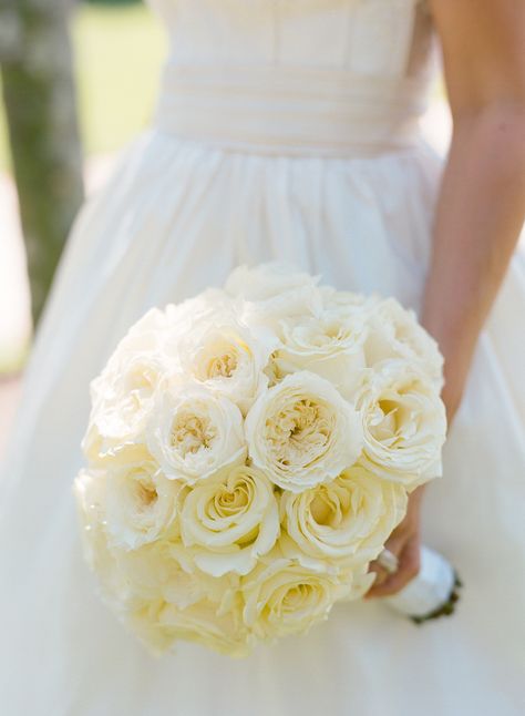 bridal bouquet idea; photo: CARRIE PATTERSON PHOTOGRAPHY Pale Yellow Weddings, Yellow Rose Wedding, Fresh Bridal Bouquets, Yellow Bridal Bouquets, Yellow Rose Bouquet, Garden Rose Bouquet, Yellow Wedding Theme, Yellow Wedding Flowers, Yellow Bouquets