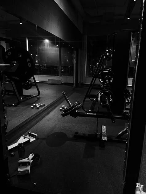 Black White Gym Aesthetic, White Gym Aesthetic, Black And White Gym Aesthetic, Work Out Routines Gym, White Gym, Winter Arc, Gym Pictures, Video Random, Gym Aesthetic