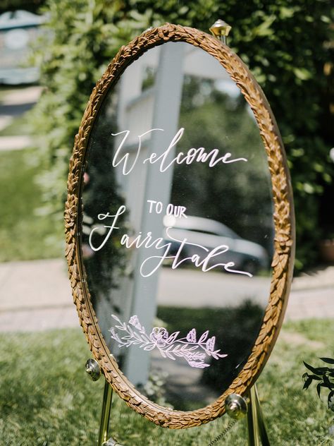 Oval Mirror Welcome Sign Wedding, Oval Mirror Wedding Sign, Welcome Board Mirror, Easel Photography, Mirror Signage, Gold Oval Mirror, Mirror Board, Mirror Wedding Signs, Welcoming Sign