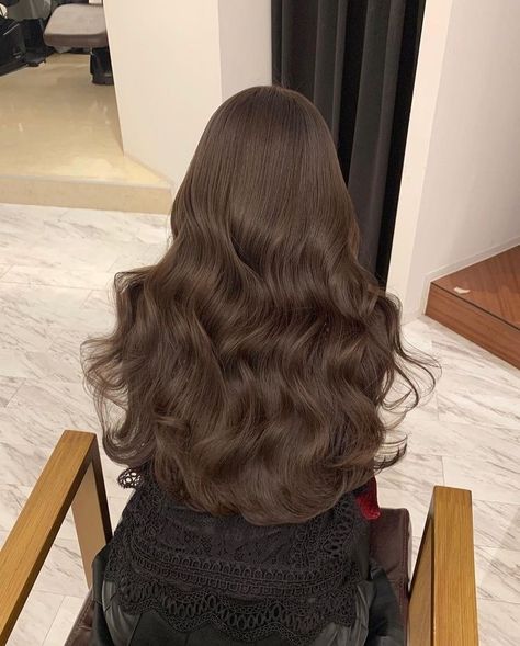 Cool Brown Hair, Korean Hair Color, Brown Hair Looks, Brown Hair Inspo, Summer Haircuts, Wavy Haircuts, Hair Stylies, Haircuts Straight Hair, Short Wavy