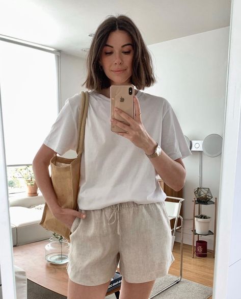 Comfy Minimalist Outfit Summer, Minimal Casual Outfit Summer, Casual Summer Drinks Outfits, Supermarket Outfit Casual, Summer Fashion Minimalist, Laidback Summer Outfit, Summer Outfit Minimalistic, Artistic Summer Outfits, Hot Weather Classy Outfits