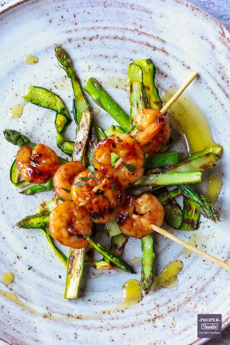 Honey glazed prawns starter served with griddle green veggies Come Dine With Me Ideas Recipes, Fine Dining Starters, Prawn Starters, Starters For Dinner, Prawn Skewers, Starter Ideas, Easy Starters, Starter Recipe, Come Dine With Me