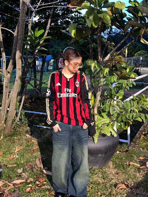 Long Sleeve Football Jersey, Ac Milan Outfit, Long Sleeve Jersey Outfit, Blockcore Outfit, Soccer Jersey Outfit, Jerseys Outfit, Milan Outfits, 90s Fashion Trends, Jersey Fits