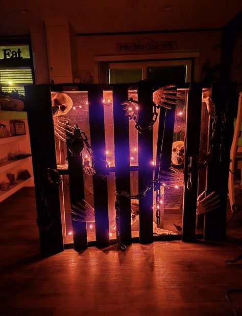 Heloween Ideas, Haunted Garage Ideas, Skaven Warhammer, Garage Halloween Party, Halloween Pallet Projects, Backyard Halloween Party, Halloween Yard Displays, Halloween Train, Halloween Garage