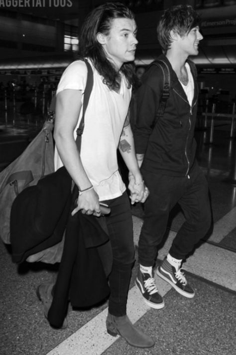 Larry Stylinson Manip, Harry Louis, Princess Parking, Larry Shippers, Feel Like Home, Harry Styles Pictures, Louis And Harry, Mr Style, Larry Stylinson