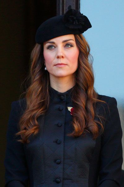 Lorde says we can never be royals, but with this tutorial at least you can look like a princess! Kate Middleton Hats, Style Kate Middleton, Princess Kate Style, Duchesse Kate, Düşes Kate, Prince William Et Kate, Princesse Kate Middleton, Kate Middleton Hair, Duchesse Catherine