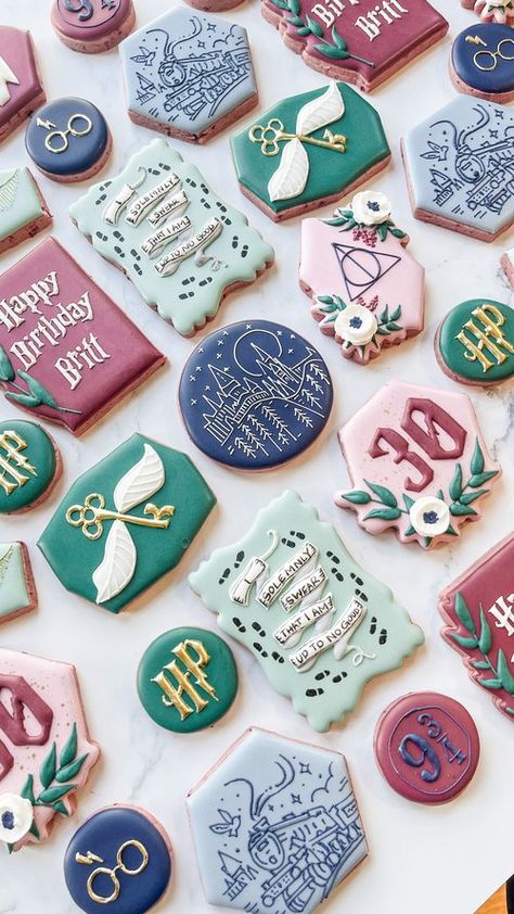 Harry Potter Sugar Cookies Decorated, Harry Potter Decorated Cookies, Harry Potter Cookies Decorated, Happy Birthday Cookies Decorated, Harry Potter Sugar Cookies, Harry Potter Cookies, Decorative Desserts, Harry Potter Treats, Birthday Sugar Cookies