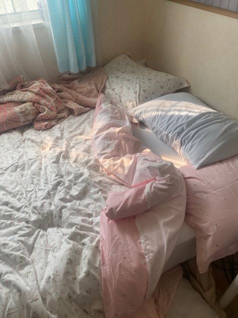 fluffy white comforter with dainty pink flowers Pink Comforter Aesthetic, Dainty Pink Aesthetic, White Bedding Pink Sheets, White Comforter Pink Sheets, Pink Fluffy Blanket Aesthetic, Pink Sheets Aesthetic, Fluffy White Comforter, Leah Aesthetic, Pastel Castle