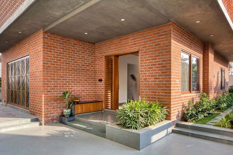 Brick Screen, Ms Design, Home Designs Exterior, Orange Brick, Screen House, Indian Home Design, Front Elevation Designs, Brick Exterior House, Casa Patio