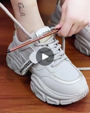 Shoe Tie Hack, How To Tie Shoelaces, Shoe Ties Styles, Tie Your Shoes, Pretty Gift Wrapping Ideas, Diy Belt For Dresses, Ways To Lace Shoes, Light Science, Shoes Hack