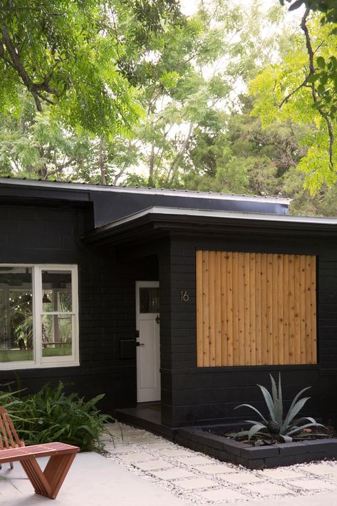 Custom cedar screen on house in Florida. Black And White Home Exterior, Black Home Exterior, White Home Exterior, Black Houses, Dark House, Garden Makeover, St Augustine Florida, Exterior Makeover, Casa Exterior