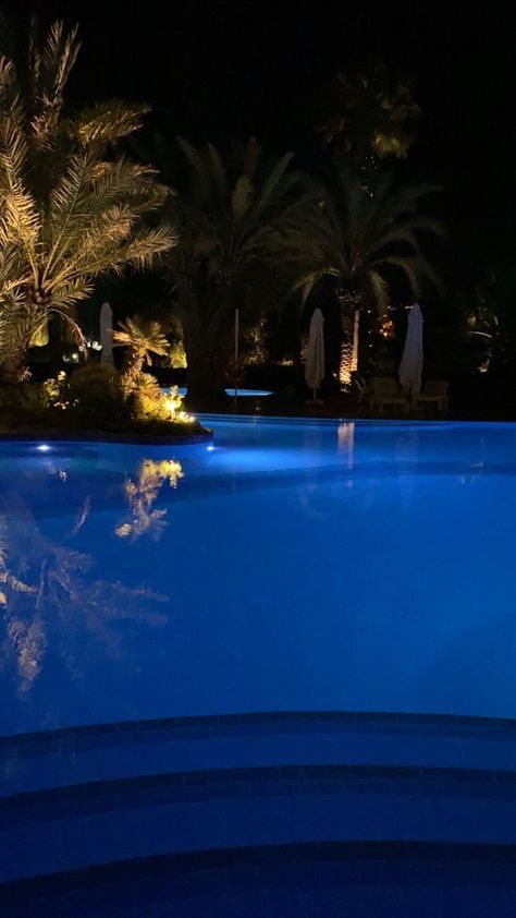 Aesthetic Night Pool Pictures, Night Story Ideas, Swimming Suit Cover Ups, Pool Night Pictures, Brunette Vibes, City Life Aesthetic, Night Story, Party Night Club Aesthetic, Pool At Night