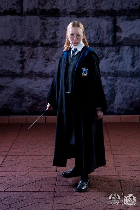 Ravenclaw Robes, Harry Potter Dark Academia, Hogwarts People, Ravenclaw Uniform, Ravenclaw House, Harry Potter Cosplay, Wizard School, Shirt And Skirt, Graduation Poses