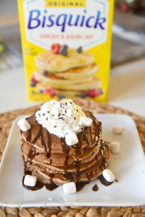 chocolate pancakes from pancake mix Bisquick Pancake Recipe, Cocoa Whipped Cream, Hot Chocolate Pancakes, Double Chocolate Pancakes, Hot Chocolate Ideas, Cake Mix Pancakes, Pancakes Chocolate, Winter Drink Recipes, Breakfast Chocolate