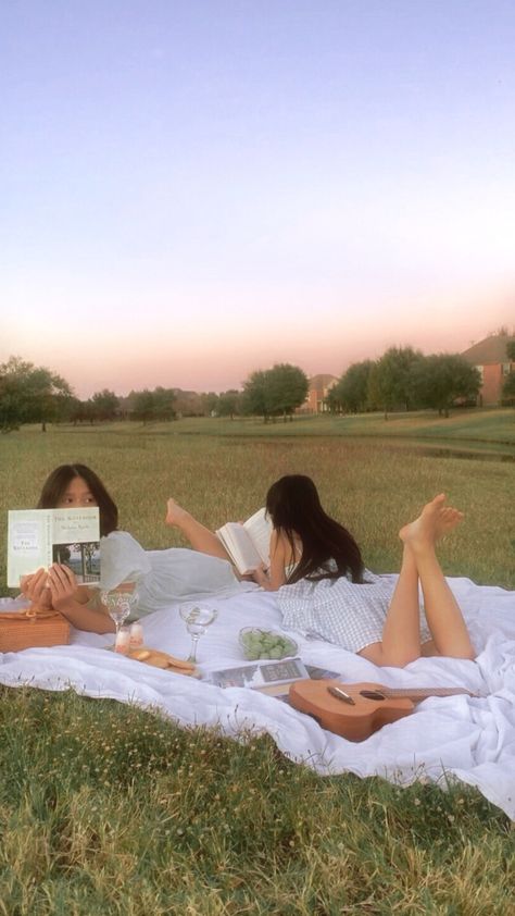 a picnic of my dreams !! Diy Picnic Photoshoot, Picnic Best Friend Pictures, Picnic Pictures Aesthetic, White Sheet Picnic Photoshoot, Best Friend Picnic Aesthetic, Forest Picnic Photoshoot, Bestie Picnic Ideas, Picnic Best Friend, Picnic Photoshoot Poses