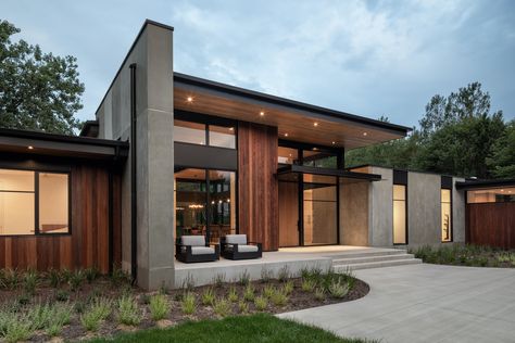 Modern Siding Ideas Exterior, Modern Flat Roof House Design, Steel Beam House, Modern Rambler, Modern Home Entrance, Entrance Landscape, Modern Exterior House, Exterior House Design, Flat Roof House