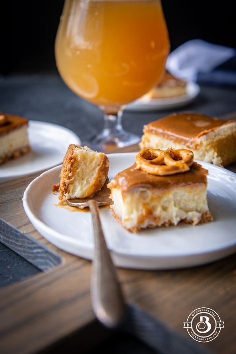 Dulce de Leche Beer Cheesecake Bars with Brown Sugar Pretzel Crust - The Beeroness Pretzel Cheesecake, Beer Dessert, Pretzel Crust, Boozy Desserts, Mini Pretzels, Birthday Desserts, Pub Food, Just Bake, Beer Recipes