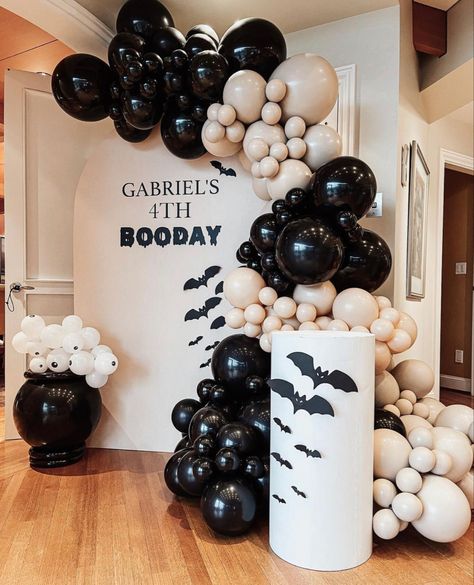 Black Balloon Arch, Batman Party Decorations, Halloween Balloons Decorations, Halloween First Birthday, Halloween Themed Birthday Party, Halloween Balloon, Halloween Baby Shower Theme, Birthday Room Decorations, New Year's Party Decorations