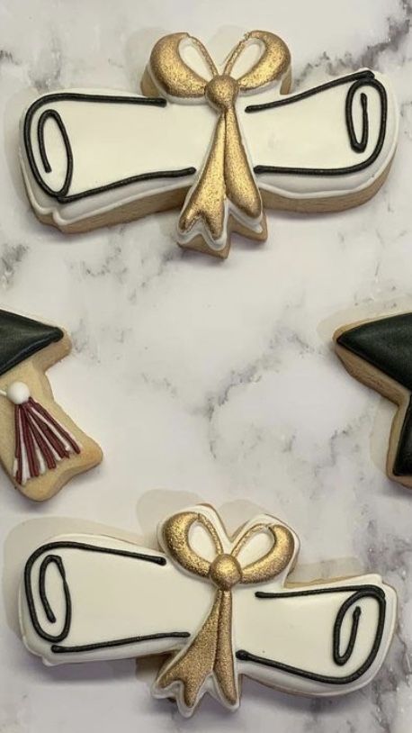 Black And Gold Graduation Cookies, Grad Cookies Decorated, Diploma Cookies Decorated, Grad Sugar Cookie Ideas, Buttercream Graduation Cookies, Grad Treats, Diploma Sugar Cookies, Baby Reveal Cupcakes, Diploma Cookies