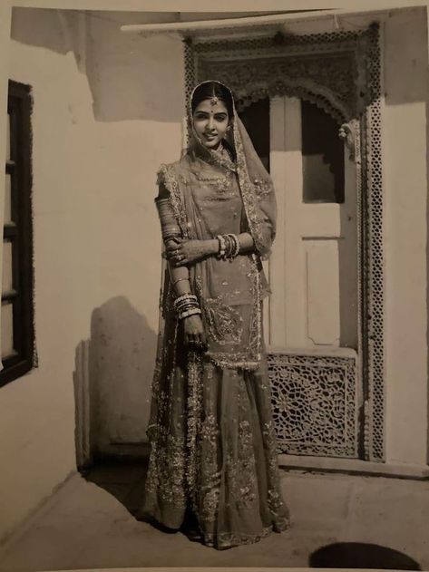 Indian Baddie, Rajasthani Bride, South Asian Aesthetic, Ancient Indian Art, Royal Indian, Dreamy Photography, Peace Illustration, Vintage India, Desi Fashion Casual