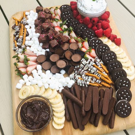 An epic dessert inspired chocolate charcuterie board. And let me just tell you, the results are amazing. Easily made and so delicious. Gluten Free Dessert Charcuterie Board, Brown Charcuterie Board, Chocolate Dessert Charcuterie Board, Chocolate Boards, Breakfast Platters, Chocolate Charcuterie Board, Donuts Shop, Chocolate Charcuterie, Desert Board