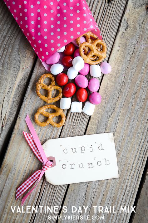 Cupid Crunch, Daisy Troop, Valentines Snacks, Valentinstag Party, Class Valentines, Preschool Snacks, Children Activities, Preschool Valentines, School Treats