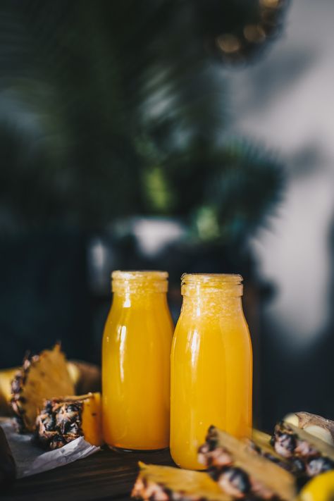 pineapple juice photography Pineapple Ginger Lemon, Ginger Lemon Juice, Pineapple Ginger, Fitness Memes, Raw Juice, Detox Juice Recipes, Juicer Recipes, Lemon Ginger, Ginger Juice