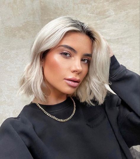 Platinum Blonde With Shadow Root Short, Platinum Bob With Shadow Root, Black Roots And Blonde Hair, Bleach Blonde Balayage Dark Roots, Dark Roots Platinum Hair, Platinum Hair Dark Roots, Blonde Bob Dark Roots, Short Blonde Hair Dark Roots, Blonde Bob With Dark Roots