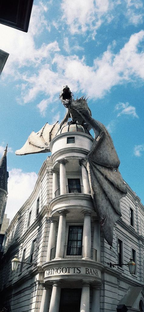 Diagon Alley Aesthetic Wallpaper, Harry Potter Wallpaper Ios 16, Gringotts Bank Aesthetic, Alley Diorama, Harry Potter Gringotts Bank, Gringotts Dragon, Gringotts Bank, Deathly Hallows Part 2, Harry Potter Background