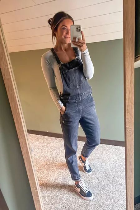 Black Shirt Overalls Outfit, Long Overalls Outfit, Jean Jumpsuit Outfit, Overalls Outfit Fall, Jean Overall Outfits, Black Overalls Outfit, Overalls Outfits, Long Overalls, Denim Shorts Outfit